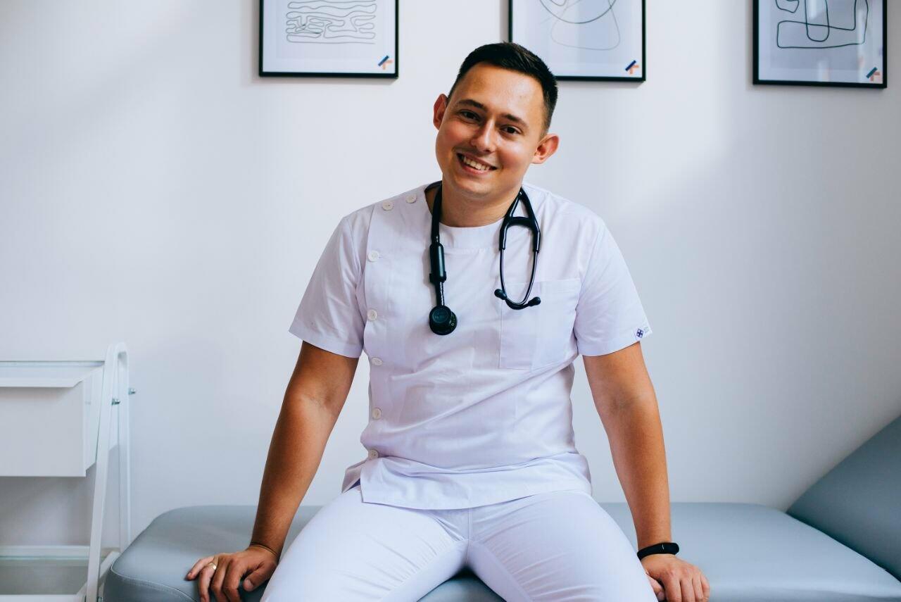 Лікар Олександр Бабінський у кабінеті